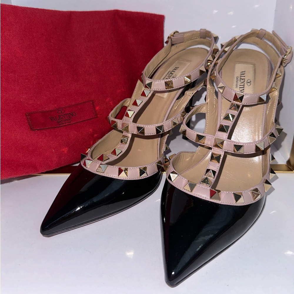 Valentino Garavani Rockstud Black and Nude Pump Size 37.5